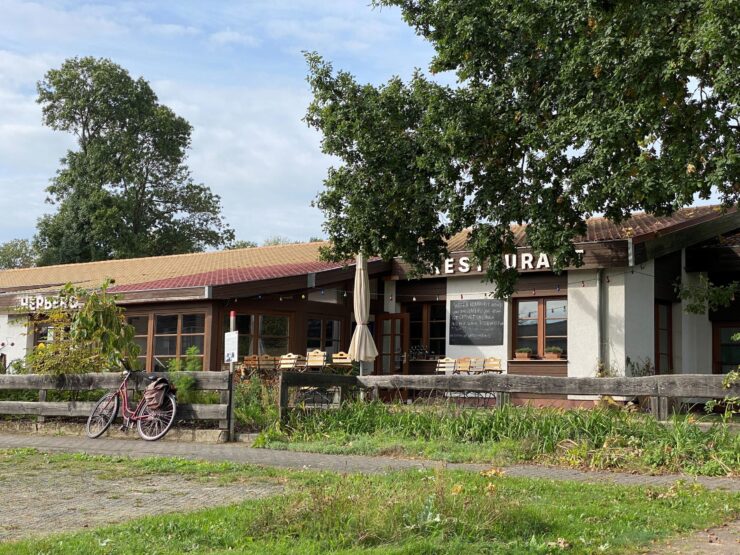 Aussenansicht Restaurant an der Herberge Groß Fredenwalde, Foto: Alena Lampe