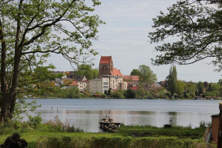 Blick ueber den Stadtsee auf die Lychener Kirche, Foto: Alena Lampe