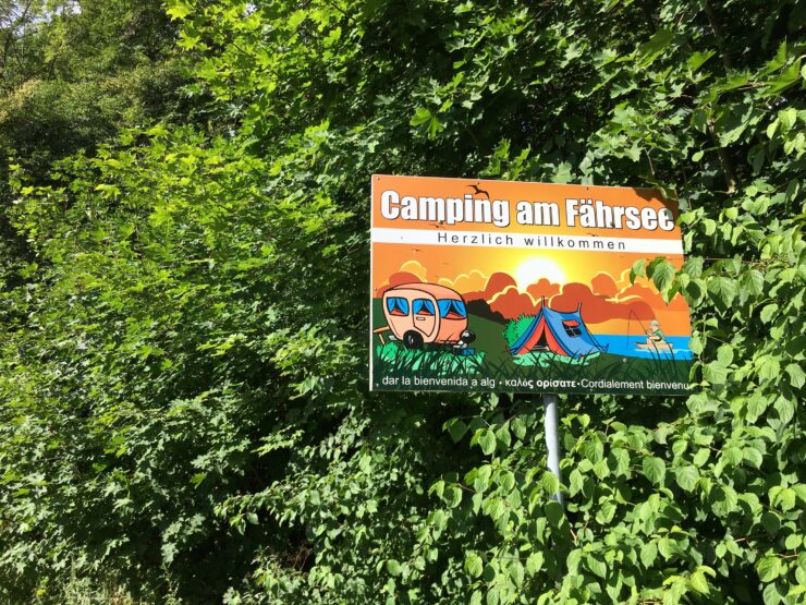 Eingangsschild Camping am Fährsee, Foto: A. Warning