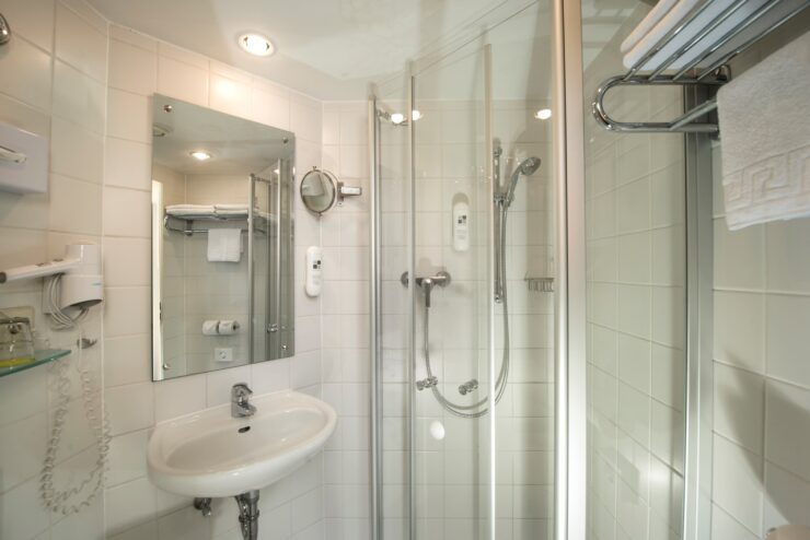 Badezimmer mit Dusche, Foto: Julian Mieske, Lizenz: AHORN Hotels & Resorts