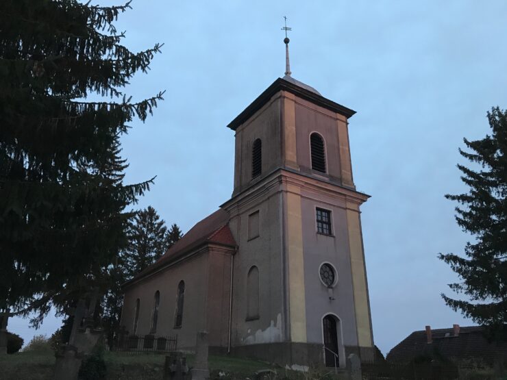 Dorfkirche Rosenow Abenddämmerung, Foto: Anet Hoppe, Lizenz: Anet Hoppe