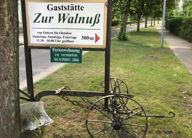 Schild Ferienwohnung Gaststätte Zur Walnuß, Foto: Anet Hoppe, Lizenz: Anet Hoppe