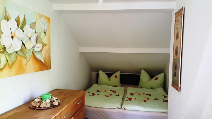Schlafzimmer mit Doppelbett, Foto: Simone Brose